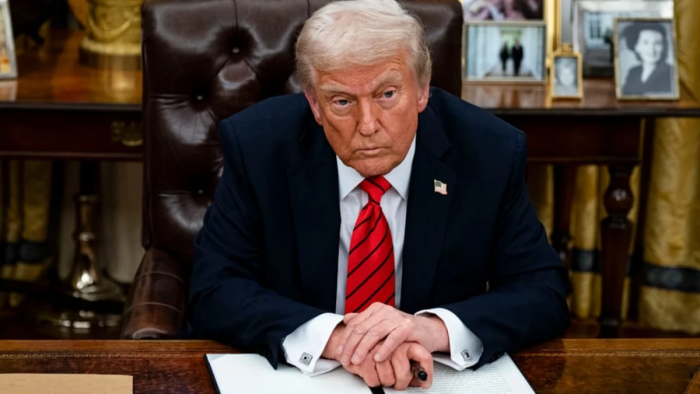 Трамп Ҳормуз бўғозини блокада қилиш бошланишини эълон қилди