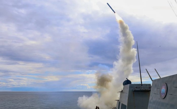 АҚШ Ҳормуз бўғозидаги Эрон нишонларига зарба беришни кўриб чиқмоқда