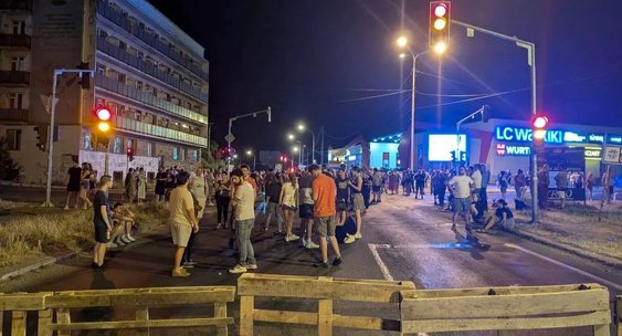Сербияда талабалар талаблари бажарилиши учун йўлларни тўсиб қўйди