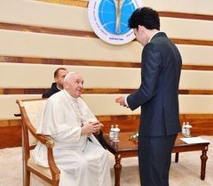 Dimash Xudoybergen Rim papasi bilan uchrashib, pontifik qo‘lidan medal oldi