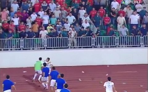 Футболчи, гол, баклашка! «Нефтчи» – «Навбаҳор» ўйинида ғалати ҳолат кузатилди. Аммо ЎзПФЛ жим... (видео)