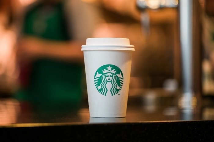 Starbucks yuzlab qahvaxonalarini yopadi