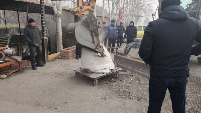 Аввал бузиш кейин тузиш: Шаҳрихонда бузилган тандир пулини ҳоким ўз ҳамёнидан тўлаб берди