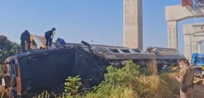 Таиландда қурилиш крани поезд устига қулаб тушди: қурбонлар бор