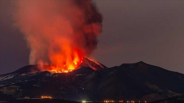 Sisiliya orolidagi Etna tog‘ida vulqon uyg‘ondi