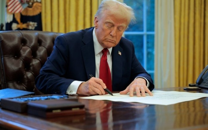 Трамп АҚШда қуролга эгалик ҳуқуқини ҳимоя қилиш ҳақидаги фармонни имзолади
