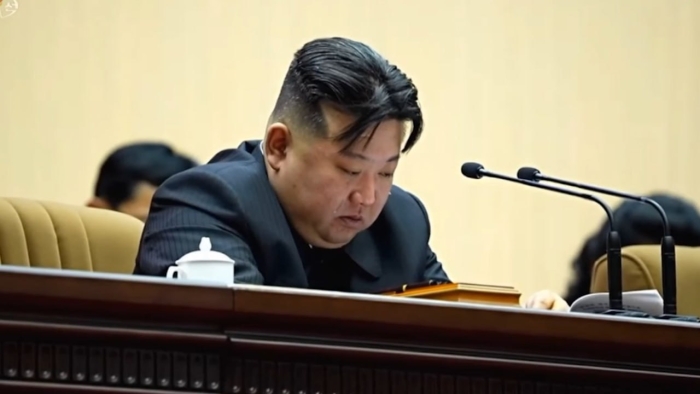 Ким Чен Ин кўз ёш тўкди
