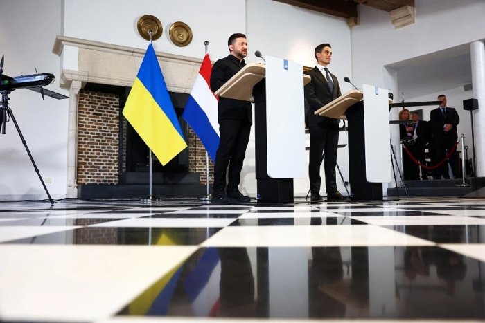 Зеленскийнинг таржимони микрофон ўчирилганини сезмай сўкиниб юборди