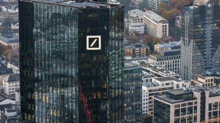 Deutsche Bank бош офисларида Абрамович компанияларига алоқадор пул ювиш иши бўйича тинтувлар ўтказилди