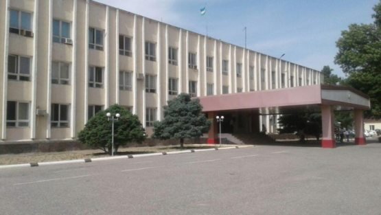 Ishdan olingan Bekobod tumani hokimi va yana besh mansabdorga nisbatan jinoiy ish ochildi