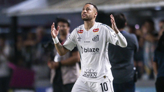 Неймар 12 йилдан сўнг илк бор «Сантос»нинг асосий таркибида майдонга тушди