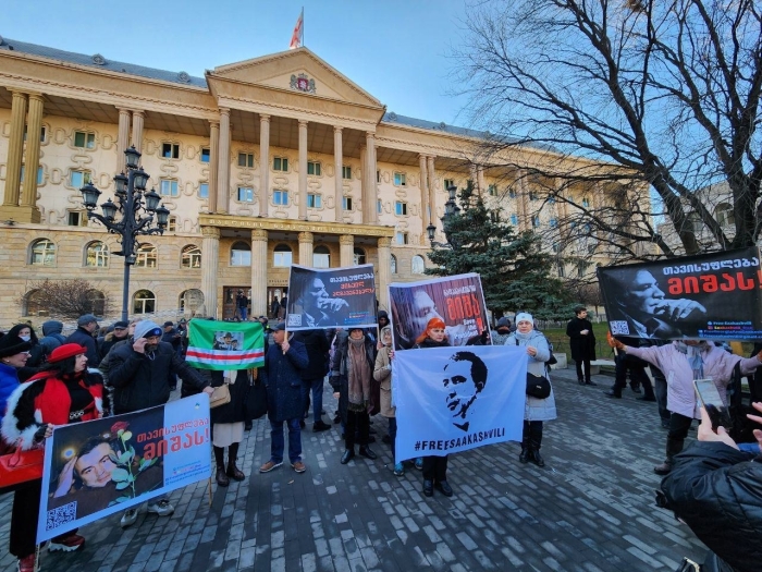 Gruziyada aholi sobiq prezident Mixail Saakashvili bilan birdamlik belgisi sifatida mitinglar o‘tkazmoqda