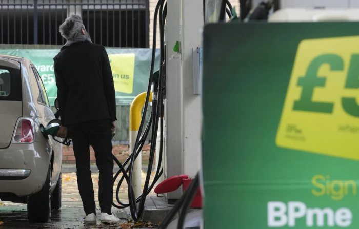 Буюк Британияда бензин нархи тез суръатлар билан ошиб бормоқда