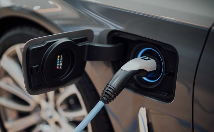 «Barcha zapravkalarda elektr quvvatlagichlar o‘rnatiladi» — transport vaziri Ilhom Mahkamov