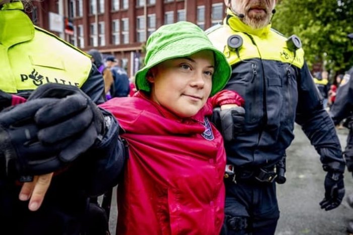 Greta Tunberg atrof-muhit faollarining Gaagadagi mitingida yana hibsga olindi