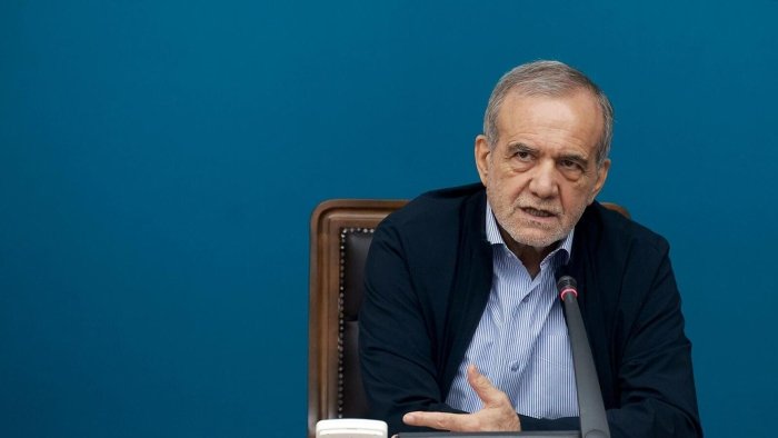 Эрон Президенти душман олдида бош эгмаслигини ва музокаралар шартини маълум қилди