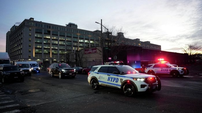 Maduro va uning rafiqasi bo‘lgan zirhli avtomobil Nyu-Yorkdagi sud binosiga yetib keldi