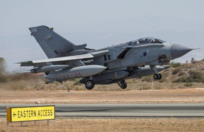 Буюк Британия АҚШнинг Эронга эҳтимолий зарбаси фонида Кипрдаги Акротири авиабазасига қирувчи самолётлар юборди