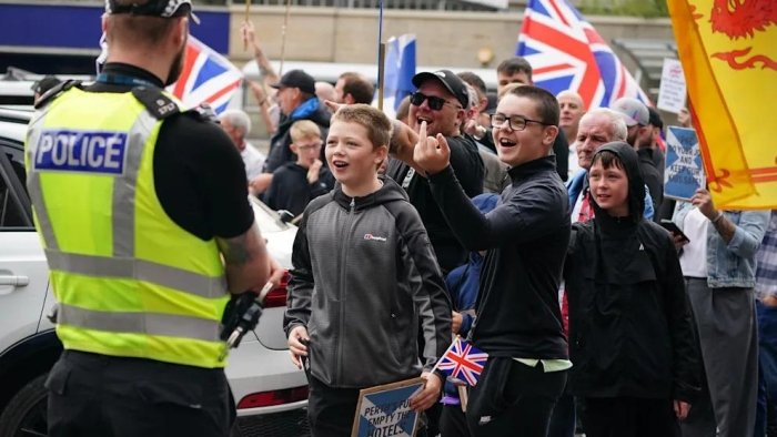 Britaniyada qochqinlar va migrasiyaga qarshi ommaviy norozilik namoyishlari o‘tkazildi