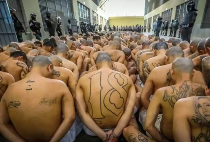 Сальвадорда гангстерлар учун мега-қамоқхона очилди