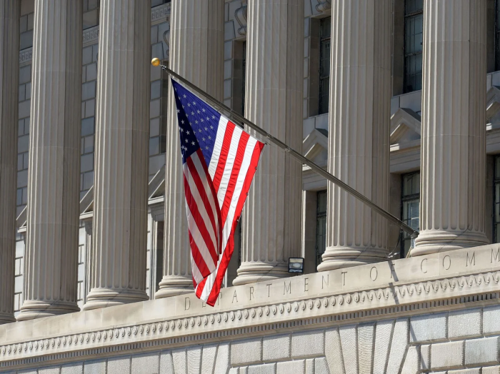 AQSh Rossiya va Eron neftiga nisbatan sanksiyalarni yumshatdi