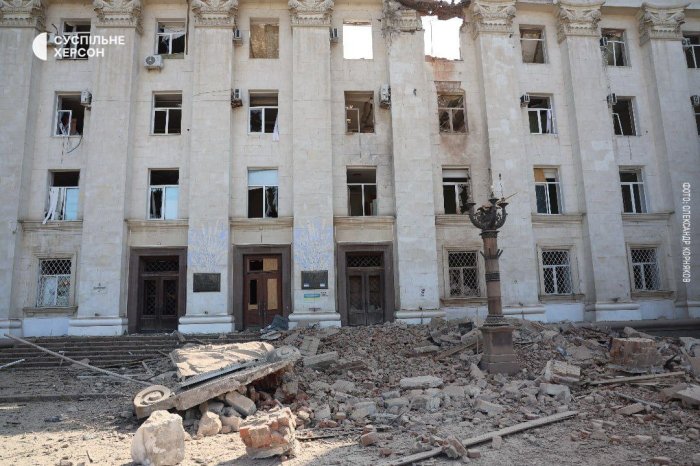 Rossiya armiyasi Xerson viloyati ma’muriyati binosiga bir kun ichida ikki marta raketa zarbasi yo‘llashi oqibatida u butunlay vayron bo‘ldi