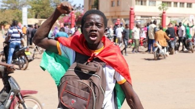 Буркина-Фасода давлат тўнтарилишидан кейин намойишчилар Франция элчихонасига ҳужум қилишди