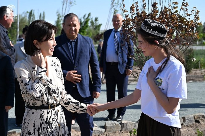 Зироат Мирзиёева Хиванинг янги яшил жамоат маконини барпо этишда иштирок этди