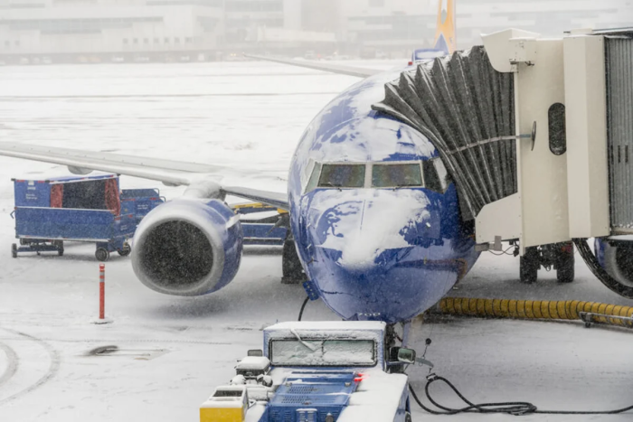 АҚШда қор бўрони сабаб 2 мингдан ортиқ рейс бекор қилинди