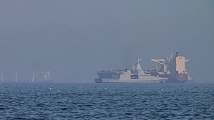 Эрон АҚШ ҳарбий кемасига зарба берганини даъво қилмоқда