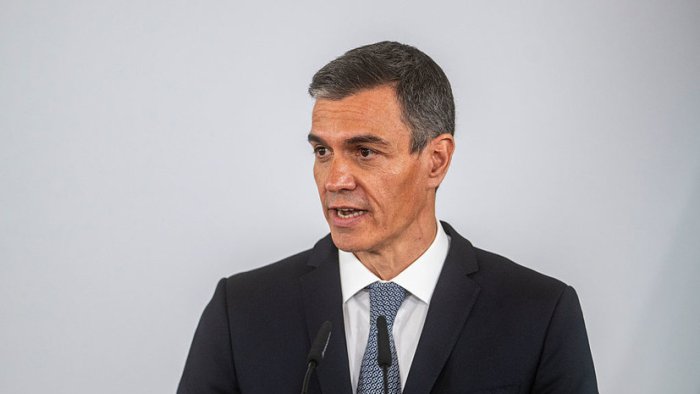 Педро Санчес АҚШ Испанияни «жазоламоқчи» экани ҳақидаги хабарларга муносабат билдирди