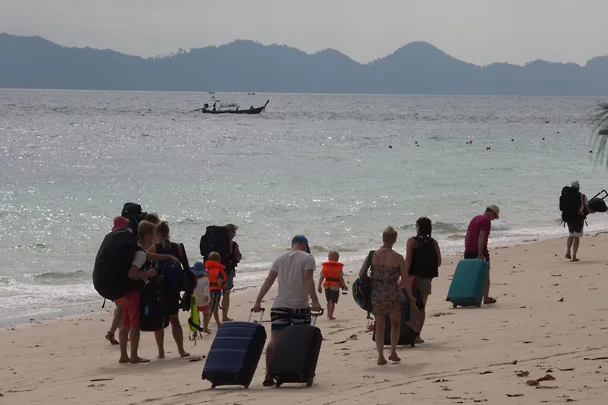 Таиланд бепул даволанишдан келиб чиқадиган харажатларни камайтириш учун суғурта талаб қилмоқчи