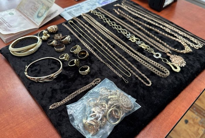 "Жонли контейнер": 410 гр. тиллани ички аъзоларига яширганча олиб чиқишга уринганлар фош қилинди