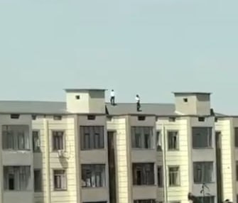 "Buncha go‘zal bu olam, bir qara"! Chilonzorda maktab o‘quvchilari tomga atrofni tomosha qilishga chiqdi