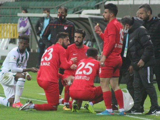 Turk futbolchilar o‘yin vaqtida iftorlik qilishdi