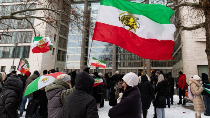 Теҳронда намойишчилар 26 та банкка зарар етказди ва 25 та масжидга ўт қўйиб юборди