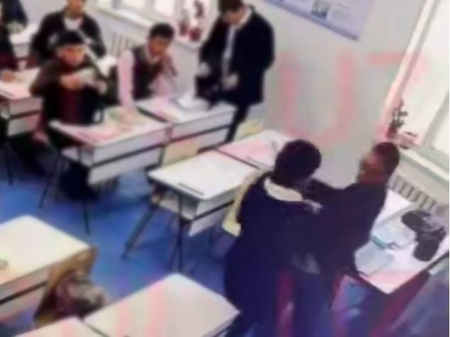 Navoiyda maktab direktori o‘quvchilarni kaltakladi