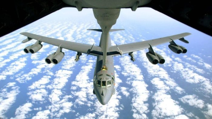 АҚШ B-52 бомбардимончи самолётлари Яқин Шарққа учмоқда