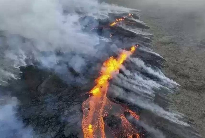 Islandiyada otilayotgan vulqonga boradigan barcha yo‘llar yopildi