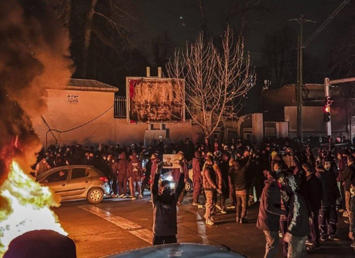 Eron hukumati namoyishlar vaqtida halok bo‘lganlar xotirasiga uch kunlik motam e’lon qildi — OAV