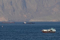 Ҳормуз бўғозида транспорт ҳаракати деярли тўхтади — Bloomberg