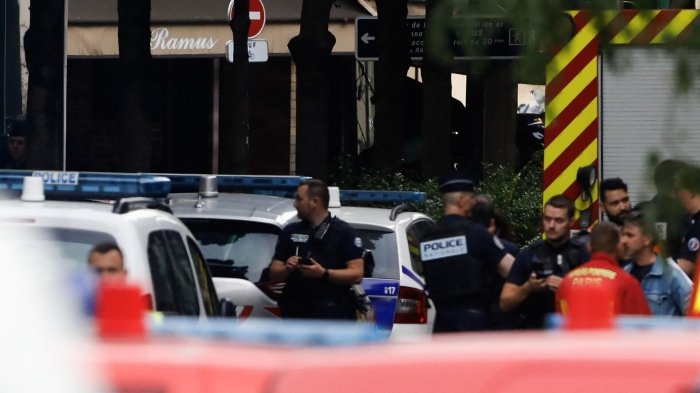 Parijdagi qahvaxona ayvoniga mashina kelib urildi, bir kishi halok bo‘ldi, olti kishi jarohatlandi