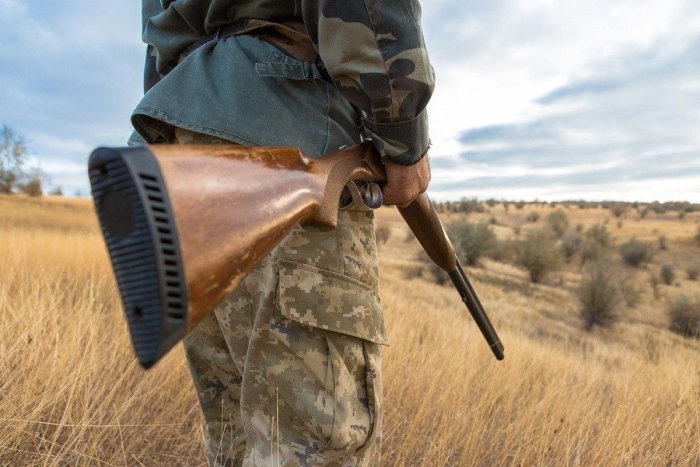 “Ёввойи тўнғиз деб ўйлабман” – Жиззахда овчи ўз шеригини отиб қўйди