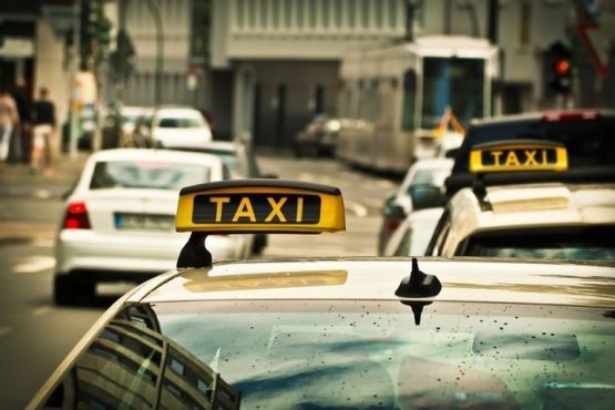 Taksi haydovchisi yo‘lovchiga: “Uxlab olgunimcha siz haydab turing”