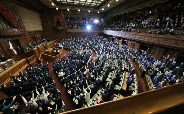 Yaponiya bosh vaziri parlamentni tarqatib yubordi