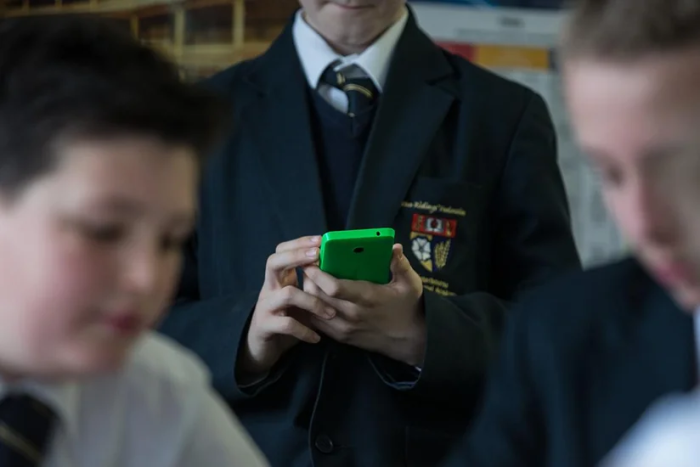 Буюк Британияда 2026 йилда 16 ёшгача бўлган болалар учун ижтимоий тармоқлар тақиқланиши мумкин