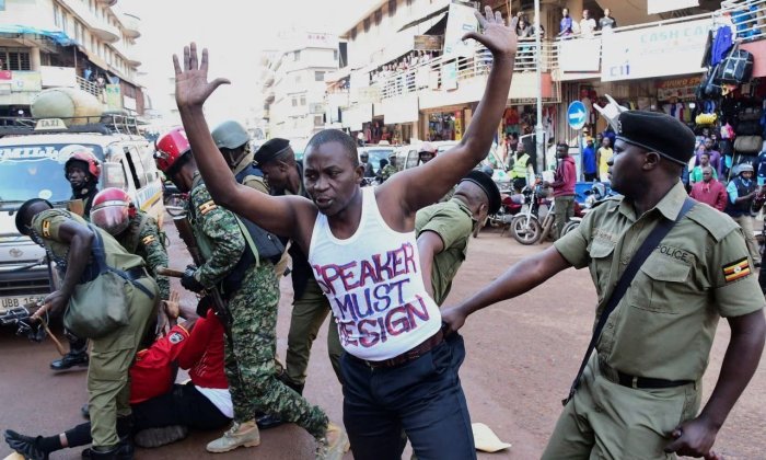 Uganda aholisi mamlakatdagi korrupsiyaga qarshi namoyishga chiqidi — The Guardian 