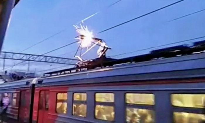 Чинозда поезд устига чиқиб олган икки болани ток урди