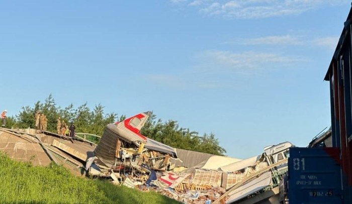 Россиянинг Брянск вилоятида автомобил кўприги темирйўлга қулаши оқибатида Москва томон ҳаракатланаётган йўловчи поезди релсдан чиқиб кетди