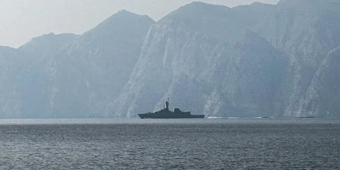 АҚШ Ҳормуз бўғози орқали кемаларни кузатиб бориш учун коалиция тузмоқчи